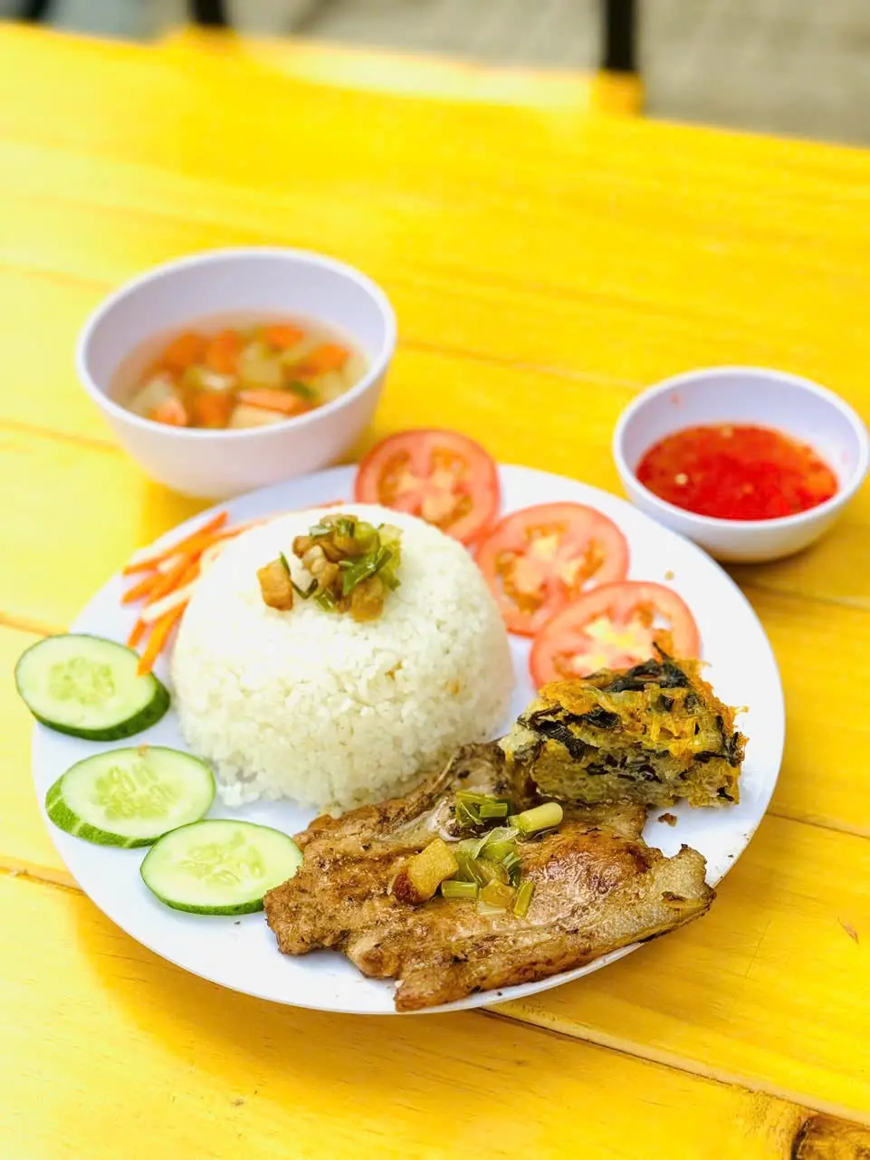 Hình ảnh Cơm tấm Sườn Chả + Nước CoCa 