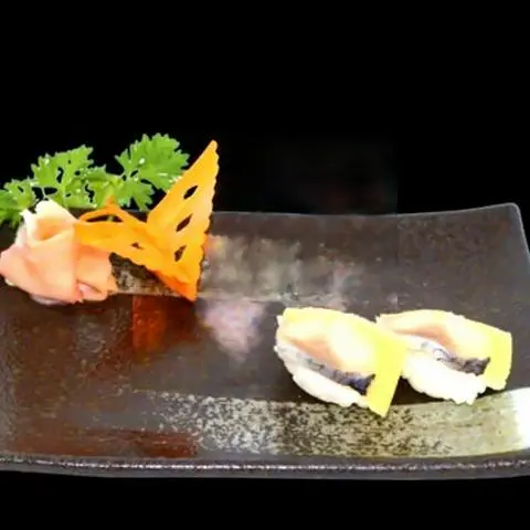 Hình ảnh Sushi Cá Trích Ép Trứng