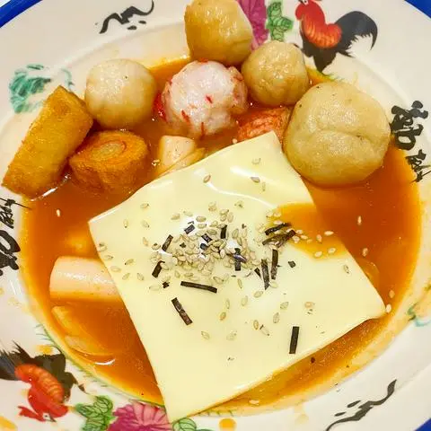 Hình ảnh Tokbokki xiên que sốt