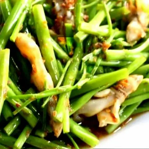 Hình ảnh Móng tay xào rau muống