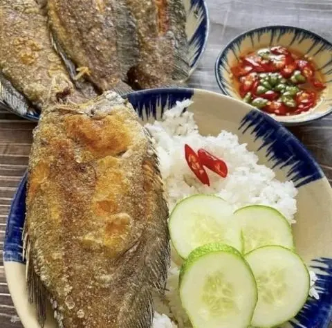 Hình ảnh Cơm Khô Sặc Rằn (Lò Tho) chiên mắm xoài