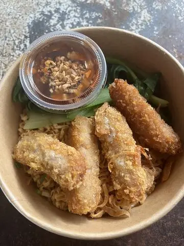 Hình ảnh Mì Trộn Nem Chua Rán 