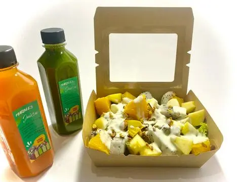 Hình ảnh Salad trái cây nhiệt đới (Trái cây theo mùa, phomai feta, sốt yogurt)