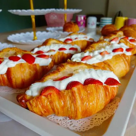 Hình ảnh Combo 2 bánh dâu và 1 nước