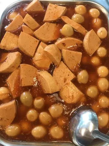 Hình ảnh Chả lụa kho trứng cút + cơm