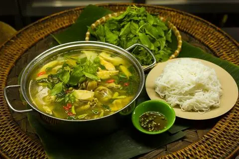 Hình ảnh Lẩu gà lá é 0,5 con