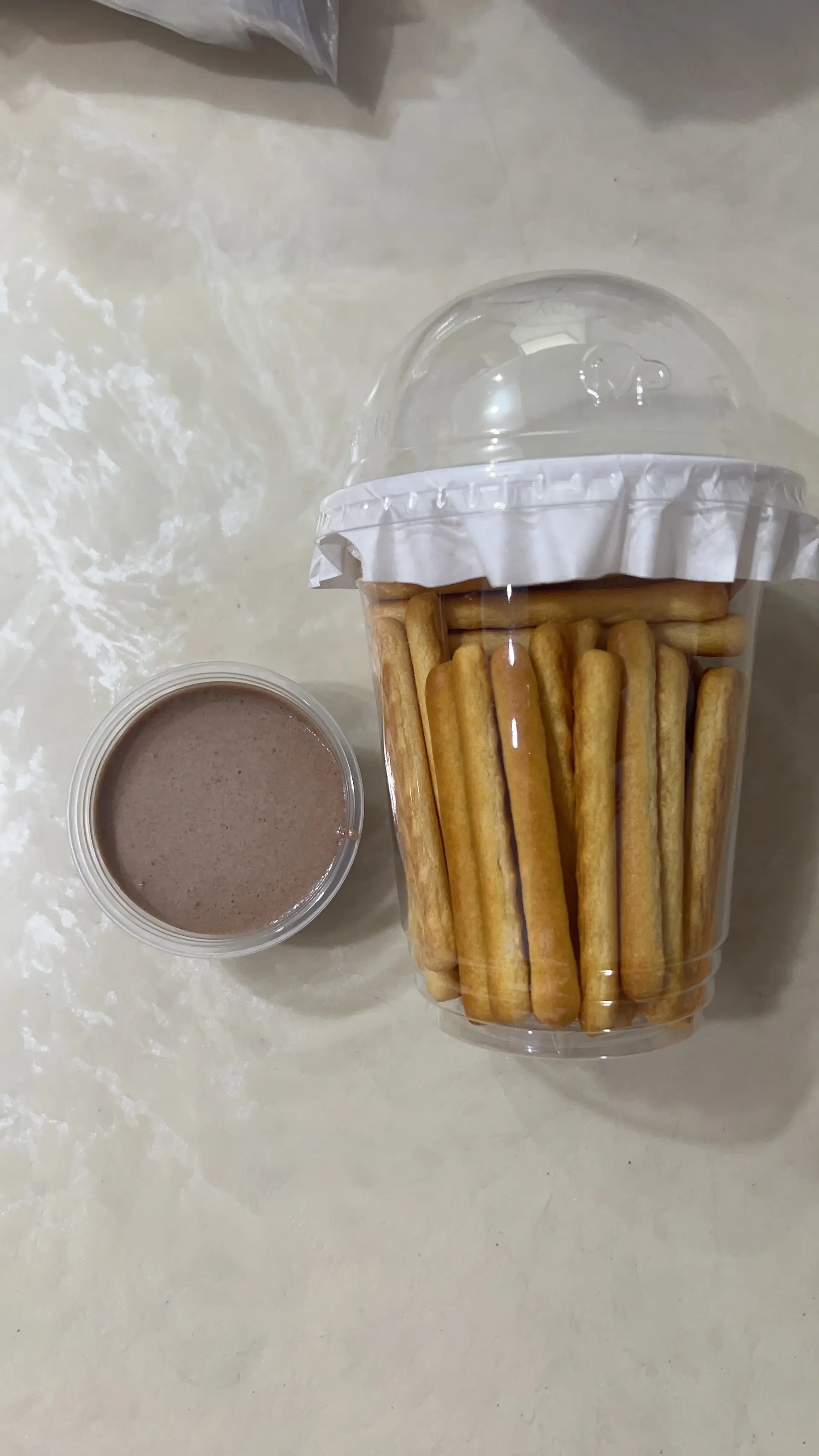 Hình ảnh bánh que chấm sốt socola