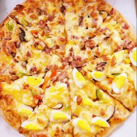 Hình ảnh Pizza thịt xong khói + trứng cút