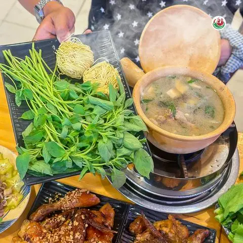 Hình ảnh Lẩu lá é - gà ta thả vườn nguyên con gà chiên
