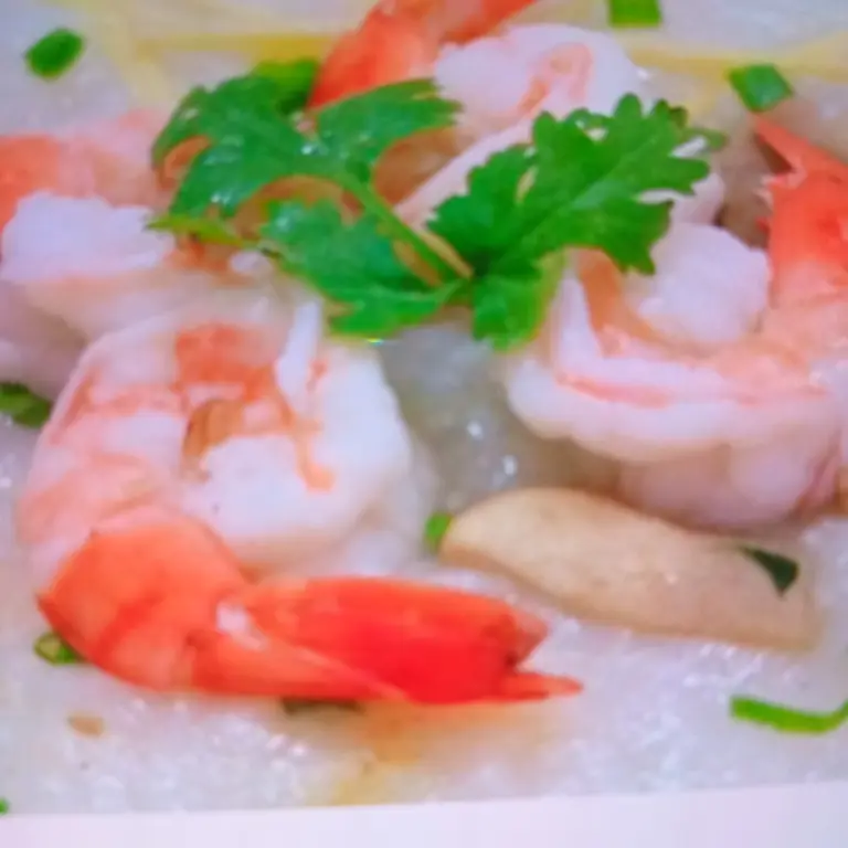 Hình ảnh Cháo hải sản gồm có hàu và tôm 