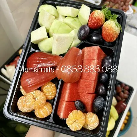 Hình ảnh Khay mix siêu lớn: Dưa hấu, roi đỏ, ổi, quýt, dâu tây