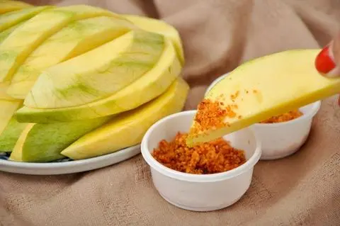 Hình ảnh Xoài keo gọt sẵn kèm muối tôm