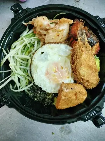 Hình ảnh Cơm trộn 1 tôm,1 chả cá,1 mực xù 1 trứng chiên 