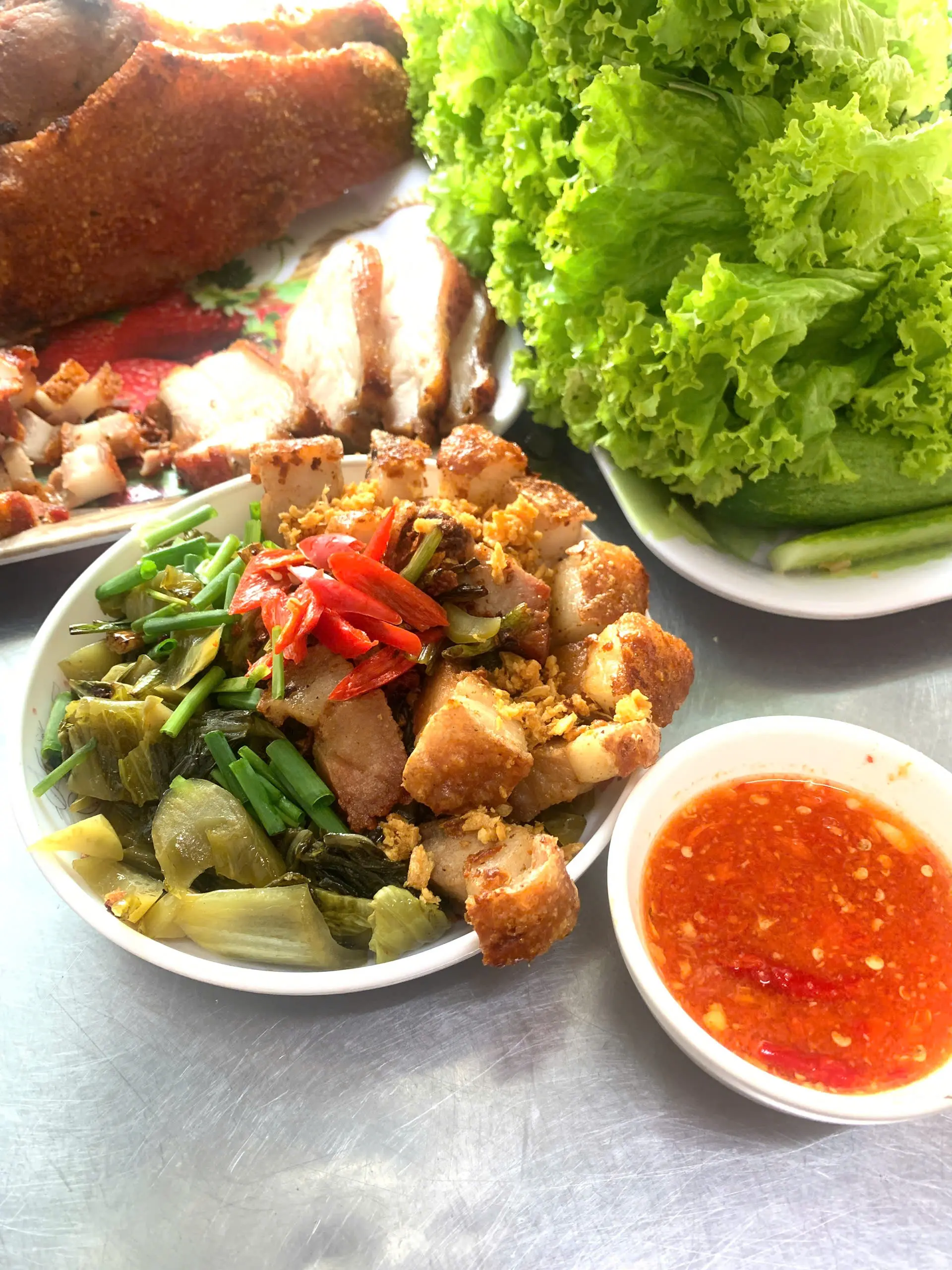 Hình ảnh HEO QUAY XÀO CẢI CHUA