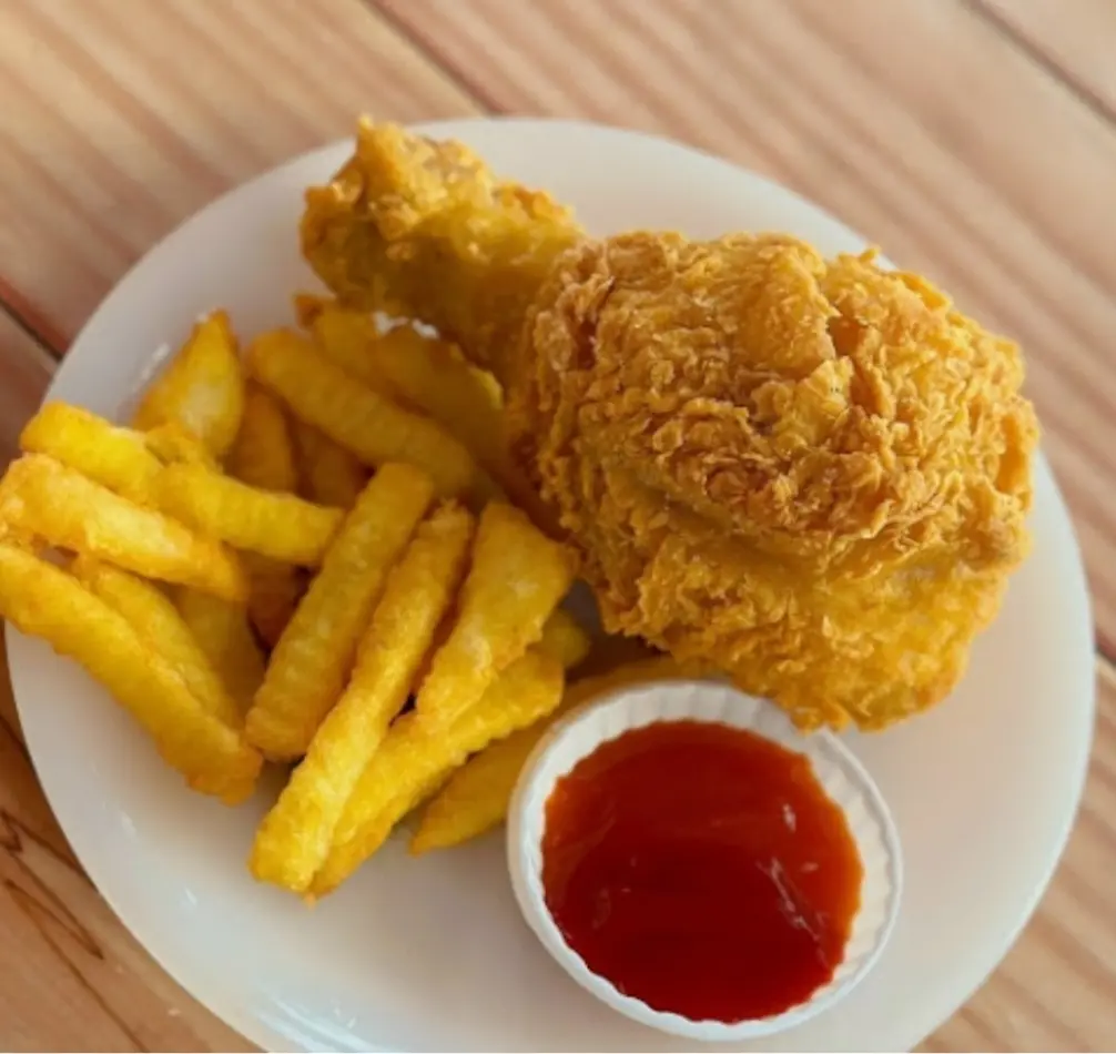 Hình ảnh Gà rán 1 đùi to sốt chua ngọt+ khoai tây lắc pho mai 