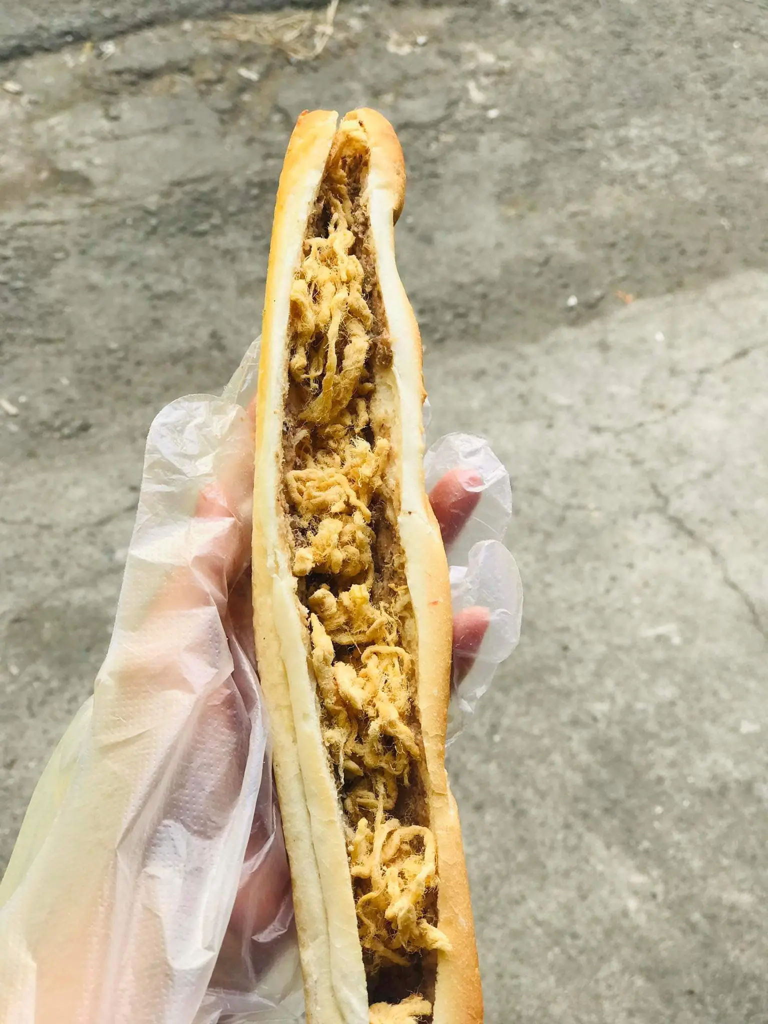 Hình ảnh Bánh mì que pate chà bông trứng cút