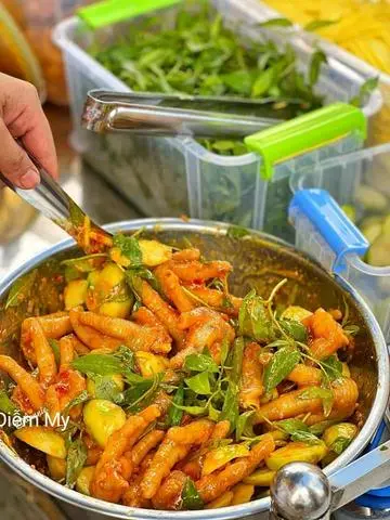 Hình ảnh Chân gà có xương sốt thái
