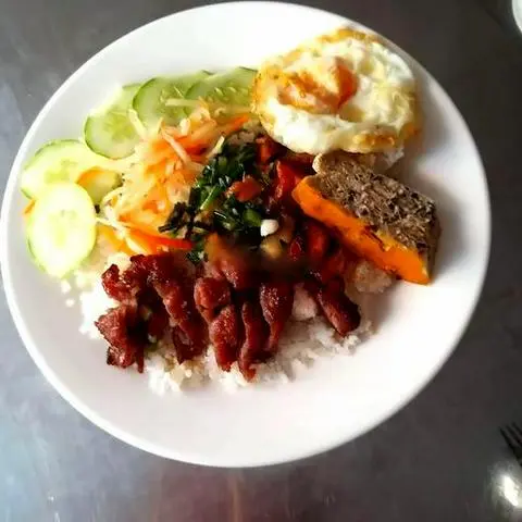 Hình ảnh Cơm tấm thịt xiên - chả - ốp la