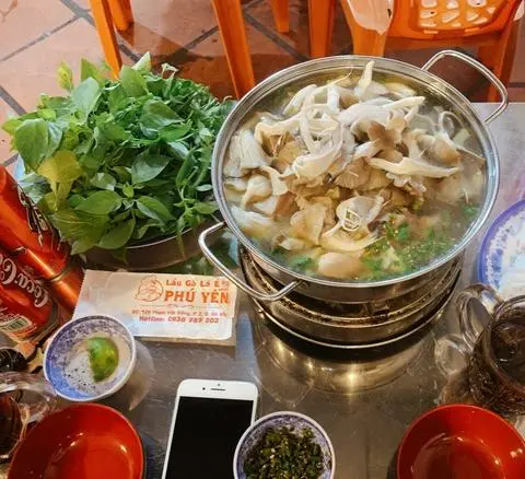 Hình ảnh Lẩu gà lá é vừa 260k