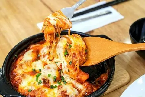 Hình ảnh Gà hầm cay phủ phô mai (kèm cơm)