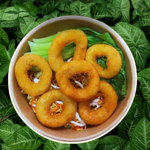 Hình ảnh Mì trộn mực vòng chiên giòn