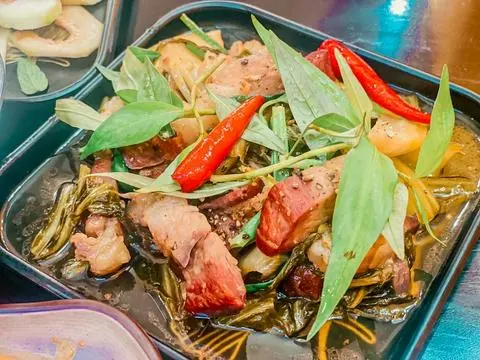Hình ảnh Cơm Heo Quay Xào Cải Chua