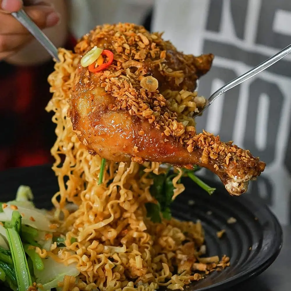 Hình ảnh Mì trộn đùi gà mắm tỏi
