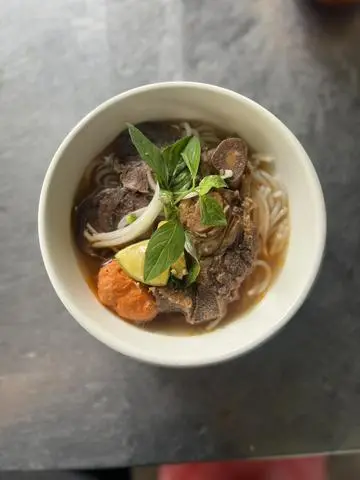 Hình ảnh Bún bò nạm sụn chả