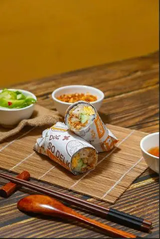 Hình ảnh Xôi cuộn , thịt kho , trứng ốp la , chả mỡ , chà bông , hành phi 