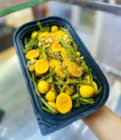 Hình ảnh Trứng non sốt bơ tỏi rau muống