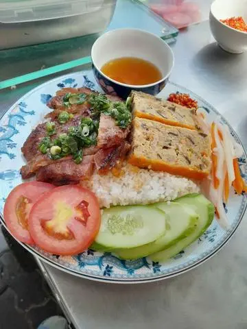 Hình ảnh cơm sườn 2 miếng chả 