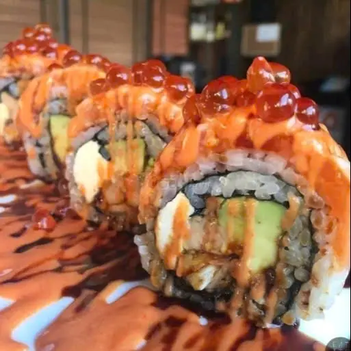 Hình ảnh Cuộn Cá Hồi phủ trứng Cá Hồi-roll