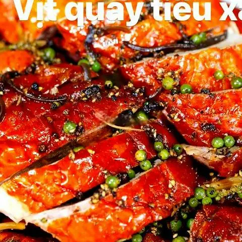 Hình ảnh Vịt nướng muối tiêu xanh nguyên con
