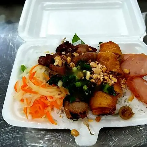 Hình ảnh Bún thịt xiên - chả giò