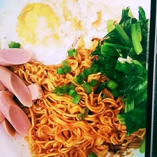 Hình ảnh Mì trộn cay xúc xích viên