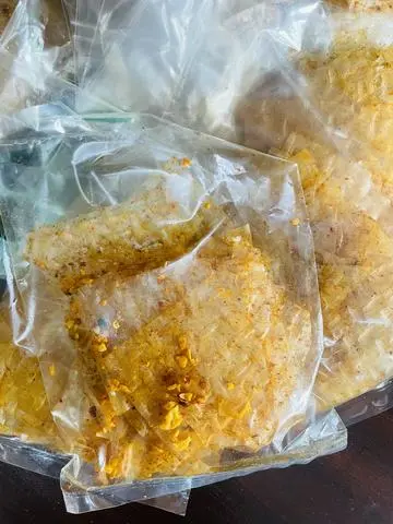 Hình ảnh Bánh tráng tỏi muối nhuyễn cay