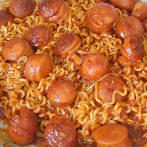 Hình ảnh Mì Trộn Indomie + Xúc Xích