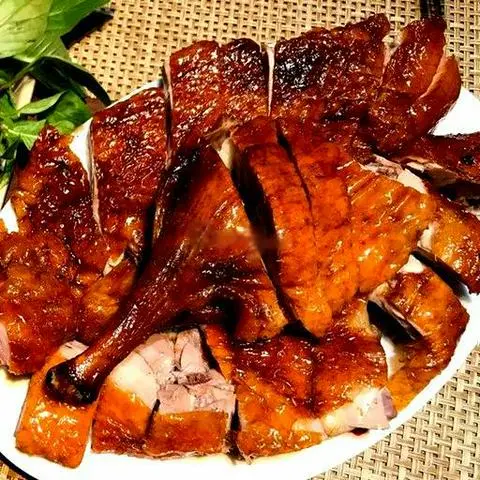 Hình ảnh Vịt nướng sa tế nguyên con - coca chai