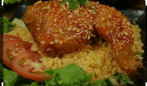 Hình ảnh Cơm Gà Xối Mỡ Má Đùi Chiên Nước Mắm ( Tặng Trà Tắc )