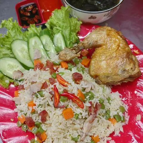 Hình ảnh Cơm chiên dương châu đùi gà 