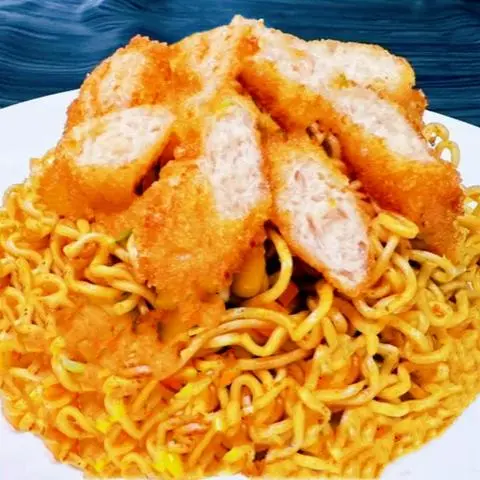 Hình ảnh Mì Trộn Sốt, Tỏi Bơ Đặc Biệt, Nem Chua Rán (3 Cây) Cắt Sẵn + (Kèm Tương Ớt, Cà, Rau Bắp/Cải Thảo, Nấ
