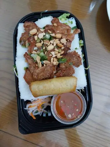 Hình ảnh bánh hỏi thịt nướng + chả giò