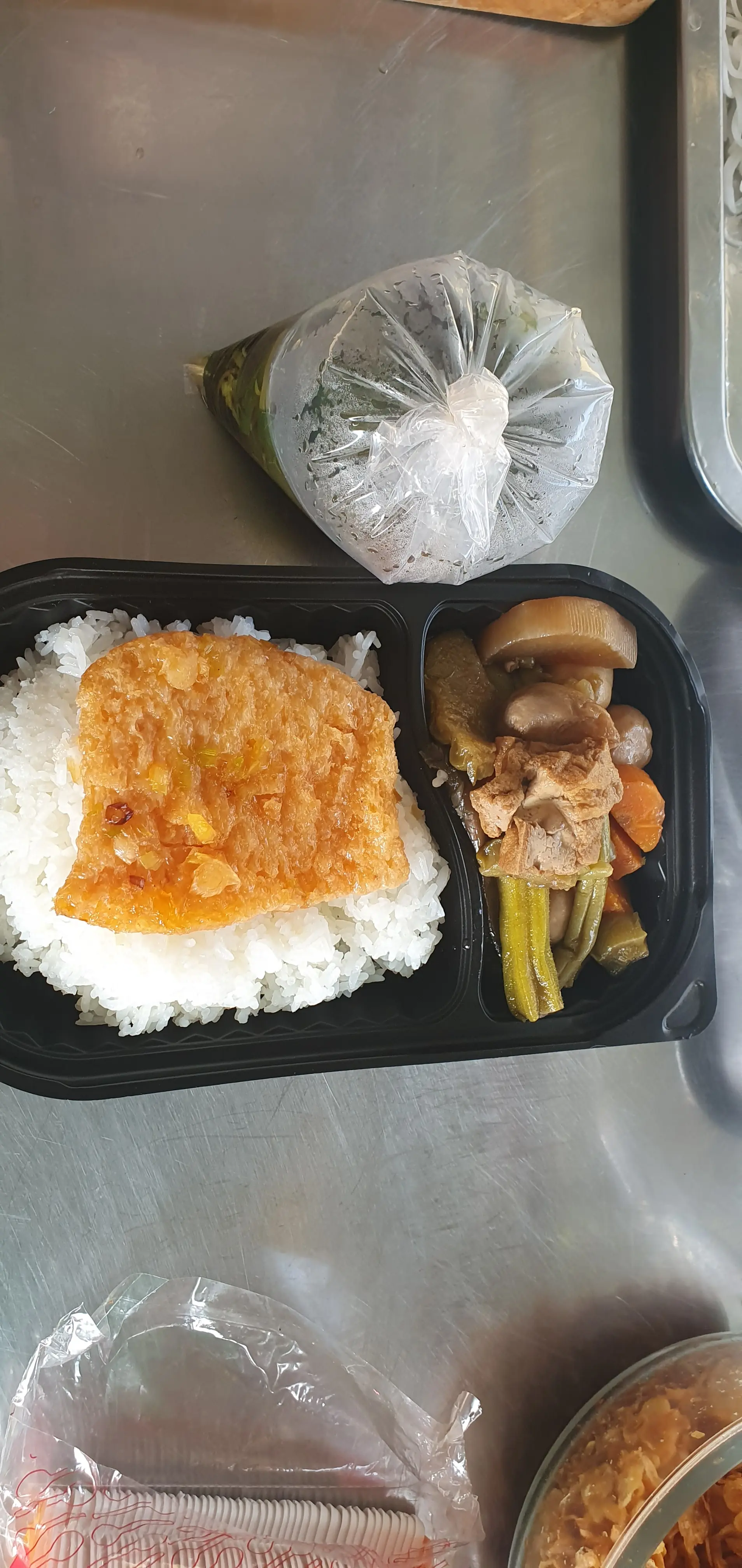 Hình ảnh cơm trắng, đồ xào, canh (ko có sườn)