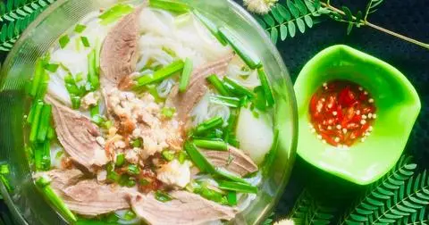 Hình ảnh HỦ TIẾU THỊT + CHẢ CÁ