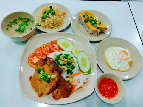Hình ảnh Cơm sườn bì chả trứng 