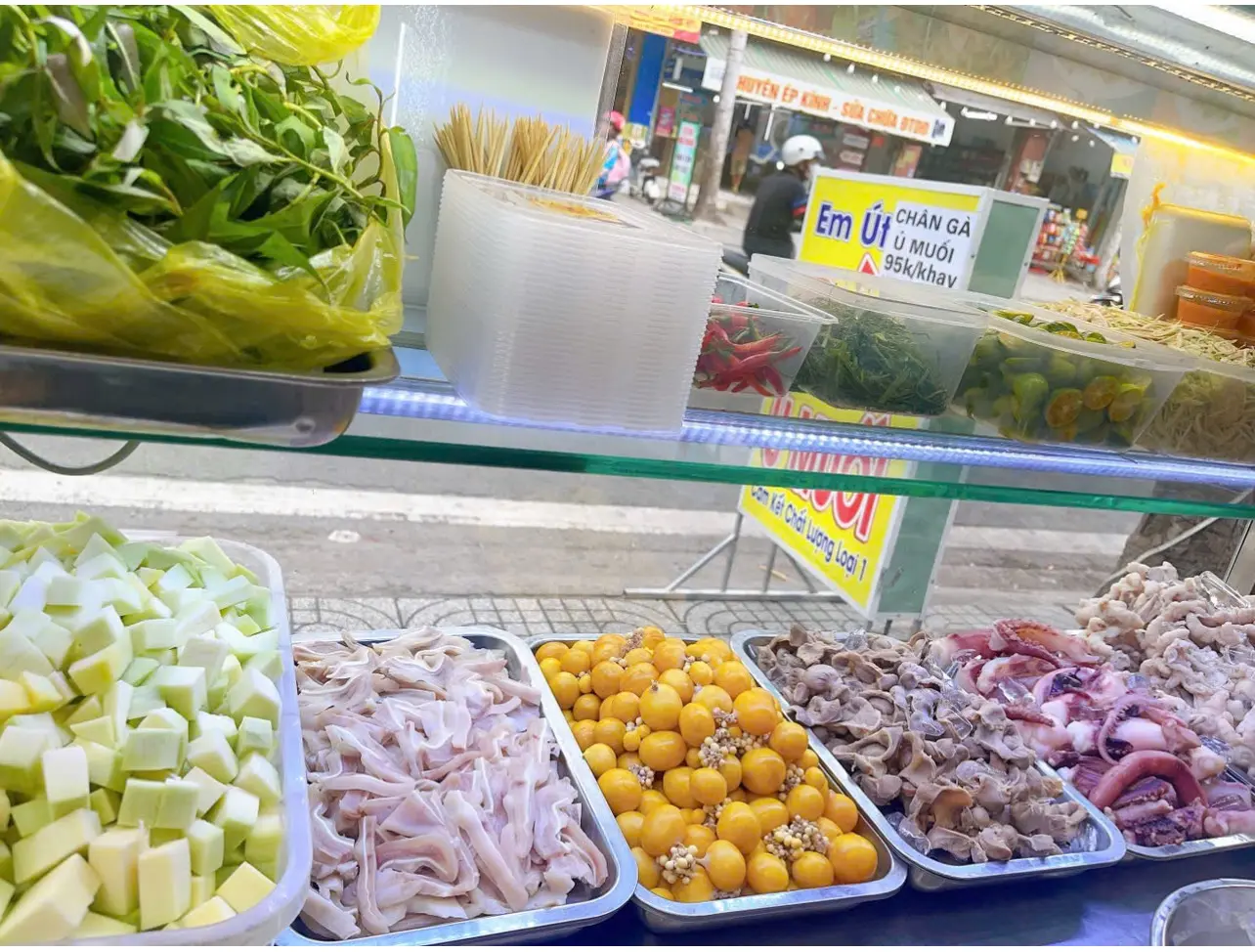 Hình ảnh Chân Gà + Mề Gà Sốt Thái