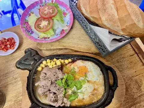 Hình ảnh Bò né - trứng ( Tặng kèm nước ngọt )