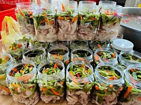 Hình ảnh chân gà rút xương ngâm rau tiến vua 