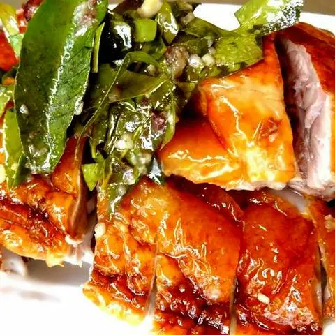 Hình ảnh Vịt nướng lá mắc mật nguyên con