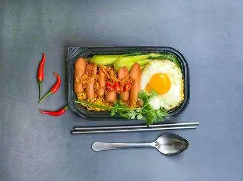 Hình ảnh Mì trộn xúc xích trứng